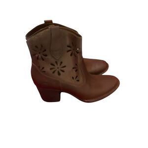 New Born Womens Brown Leather Western Floral Cut Out Flower Ankle Boots Size 6.5